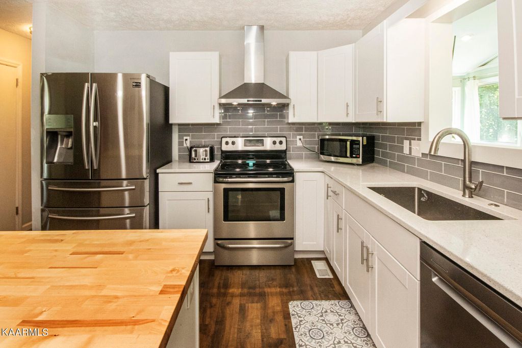 Photo of 1555 Johnathan Drive, Louisville, TN 37777 (MLS # 1228899)