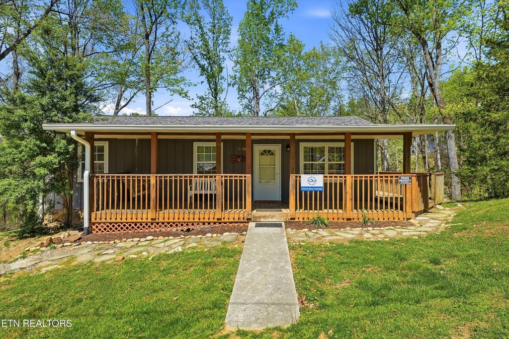 Photo of 2106 Hickory Manor Rd, Sevierville, TN 37862 (MLS # 1324827)