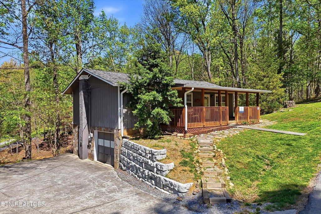Photo of 2106 Hickory Manor Rd, Sevierville, TN 37862 (MLS # 1324827)