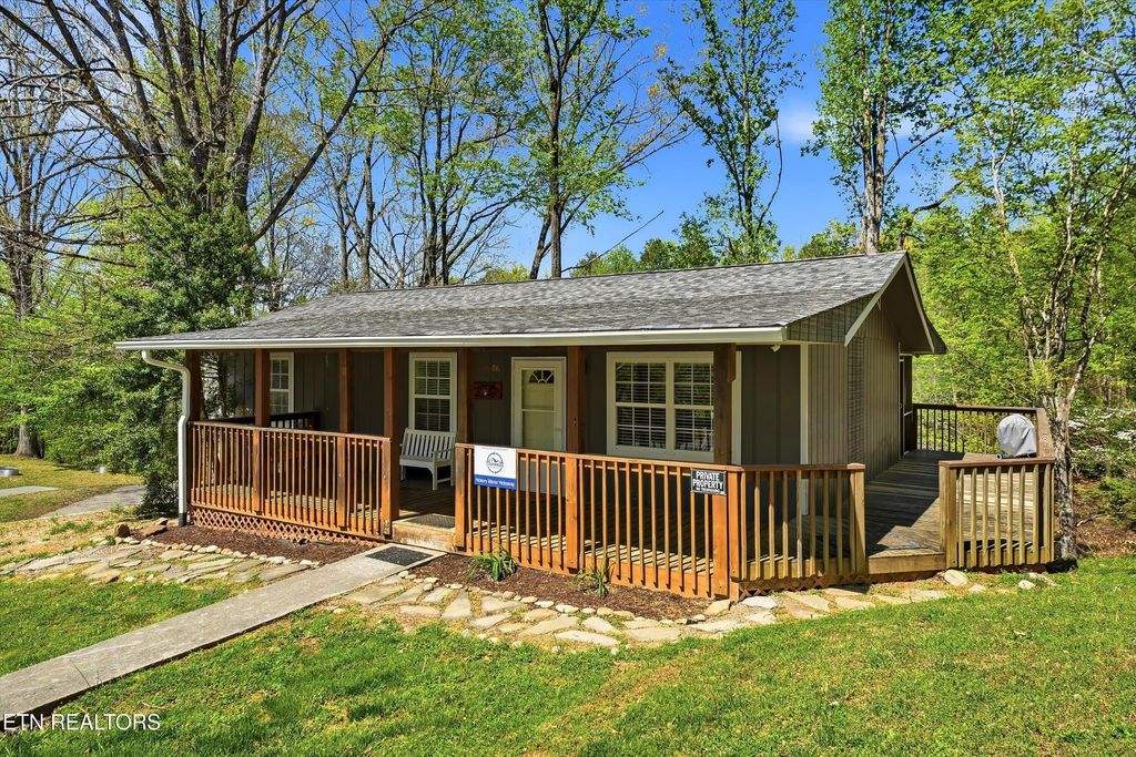 Photo of 2106 Hickory Manor Rd, Sevierville, TN 37862 (MLS # 1324827)