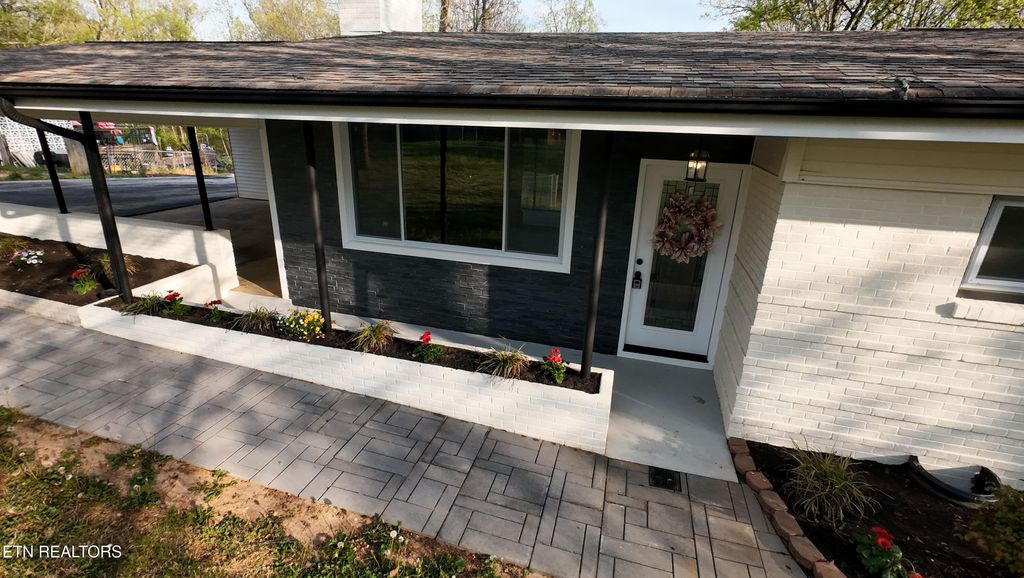 Photo of 2212 Ridgecrest Drive, Maryville, TN 37803 (MLS # 1336613)