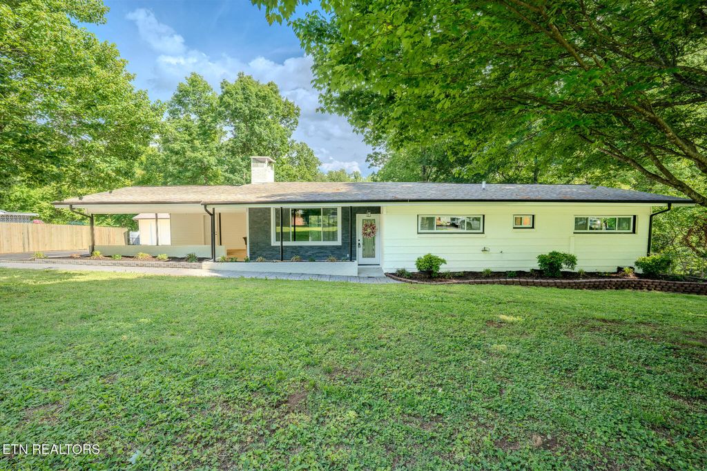 Photo of 2212 Ridgecrest Drive, Maryville, TN 37803 (MLS # 1336613)