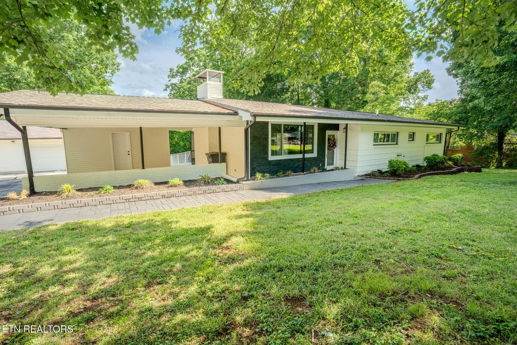 Photo of 2212 Ridgecrest Drive, Maryville, TN 37803 (MLS # 1336613)