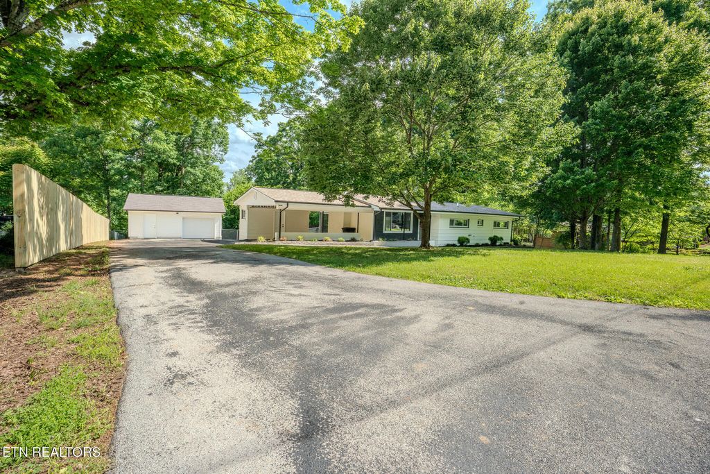 Photo of 2212 Ridgecrest Drive, Maryville, TN 37803 (MLS # 1336613)