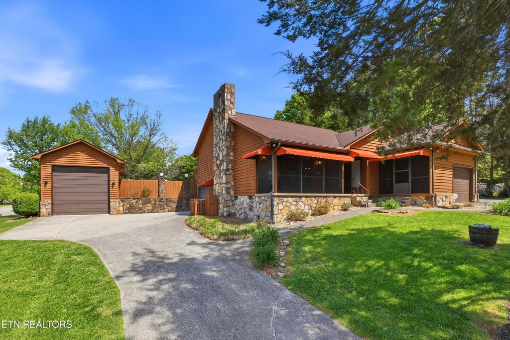 Photo of 802 Oxford Hills Drive, Maryville, TN 37803 (MLS # 1338552)