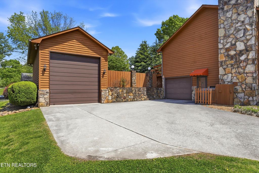Photo of 802 Oxford Hills Drive, Maryville, TN 37803 (MLS # 1338552)
