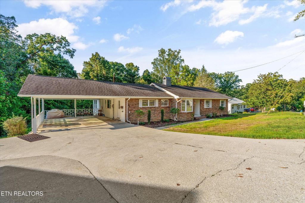 Photo of 215 Outer Drive, Oak Ridge, TN 37830 (MLS # 1316416)