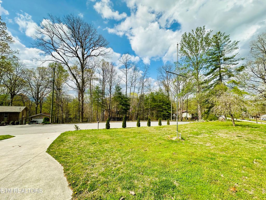 Photo of 102 Oakwood Drive, Clinton, TN 37716 (MLS # 1333556)