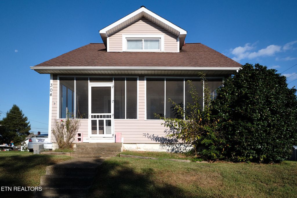 Photo of 304 W Lincoln Rd, Alcoa, TN 37701 (MLS # 1317824)