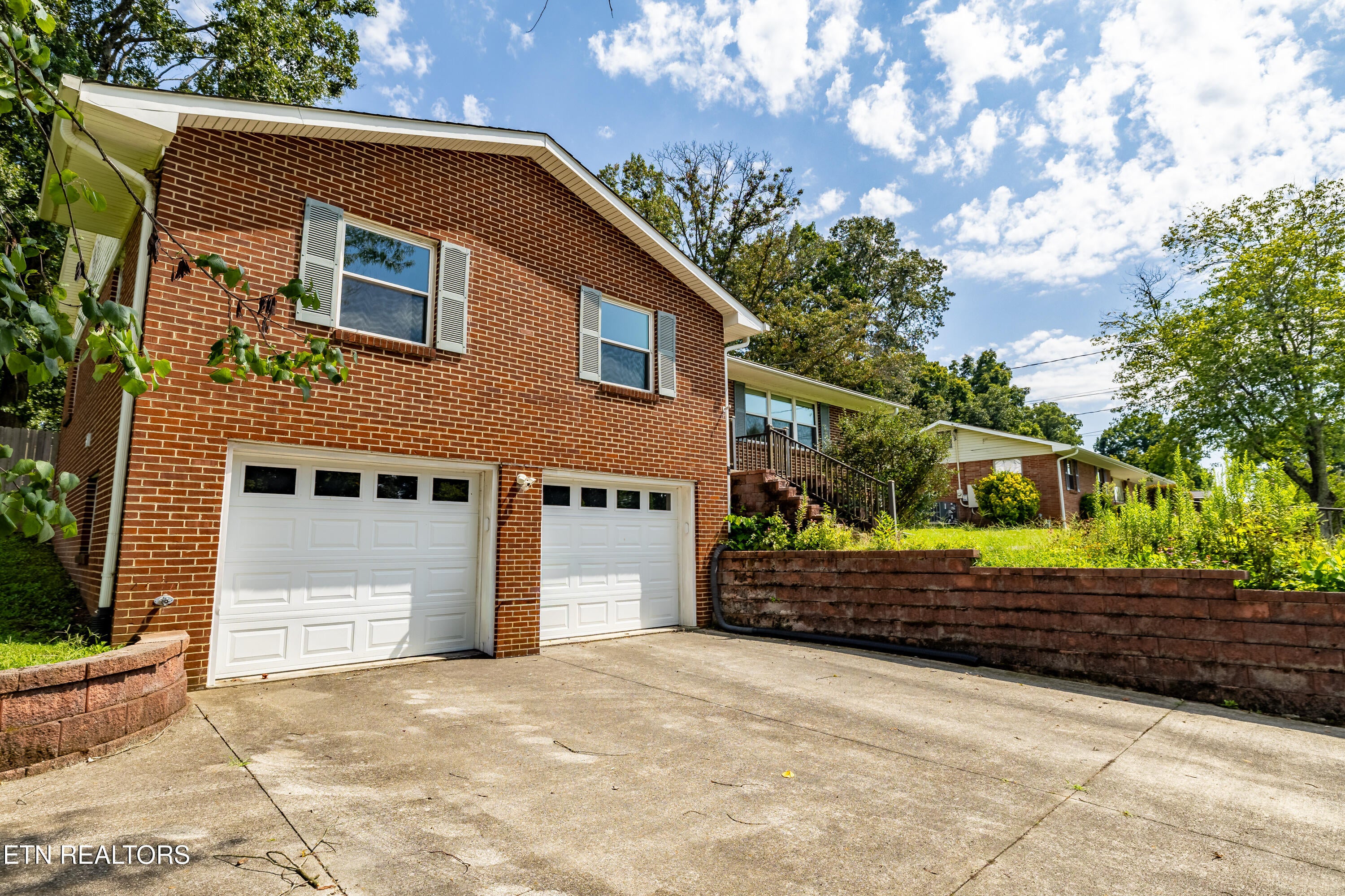 947 N Linden Drive