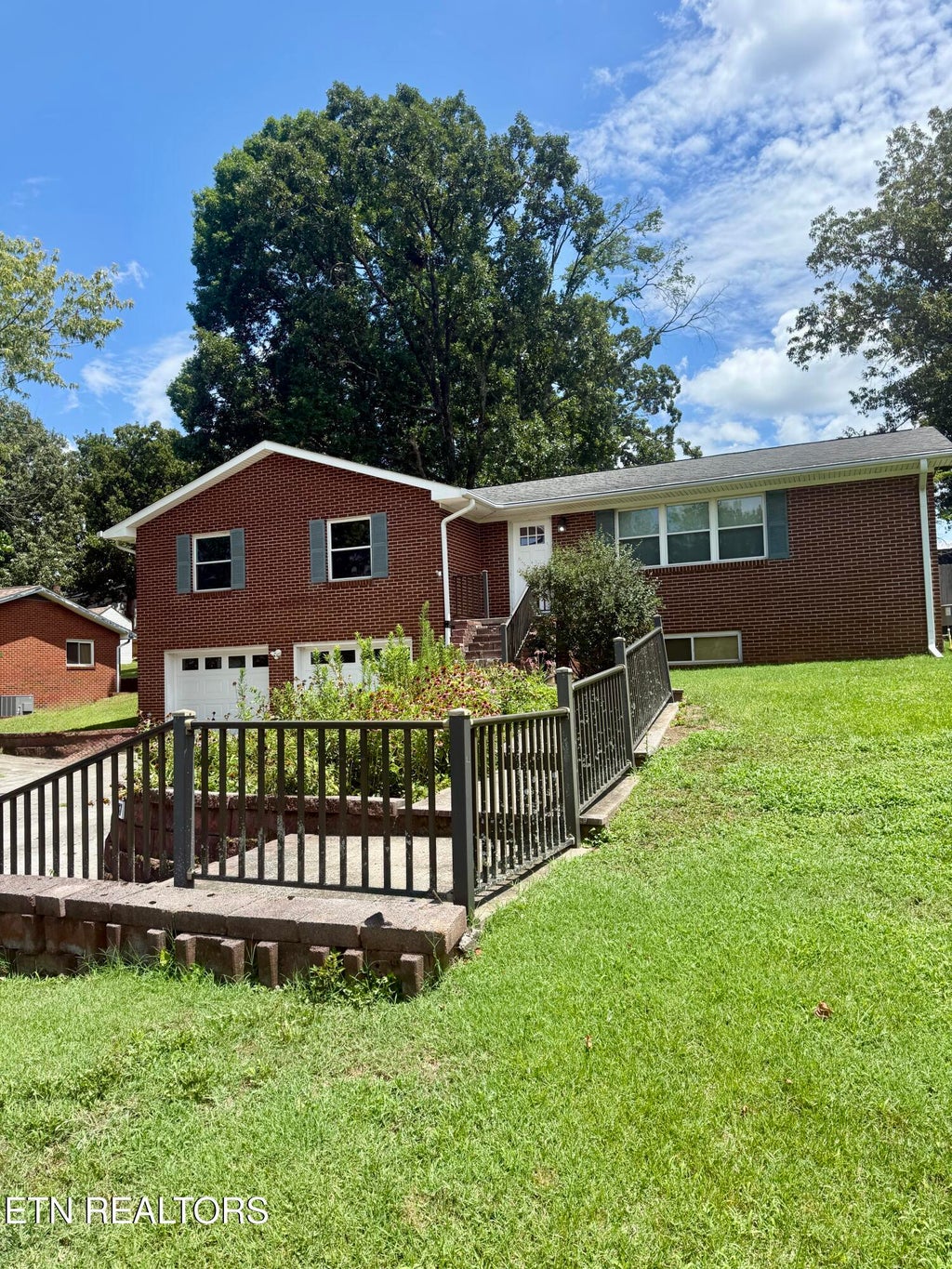 Photo of 947 N Linden Drive, Alcoa, TN 37701 (MLS # 1348343)