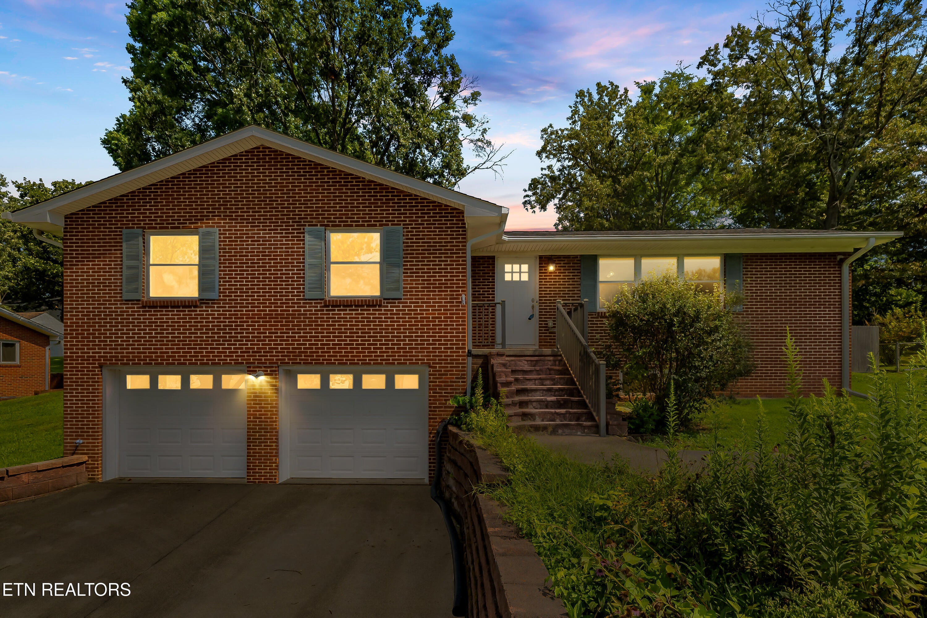 947 N Linden Drive