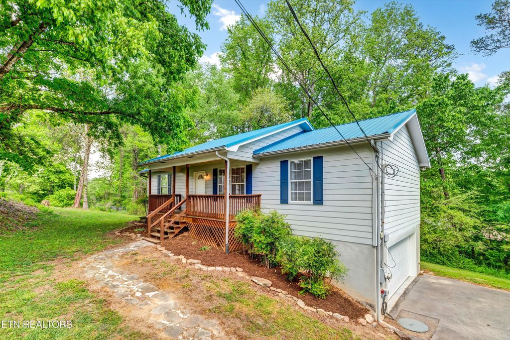 Photo of 330 Ridgeview Drive, Oliver Springs, TN 37840 (MLS # 1299570)
