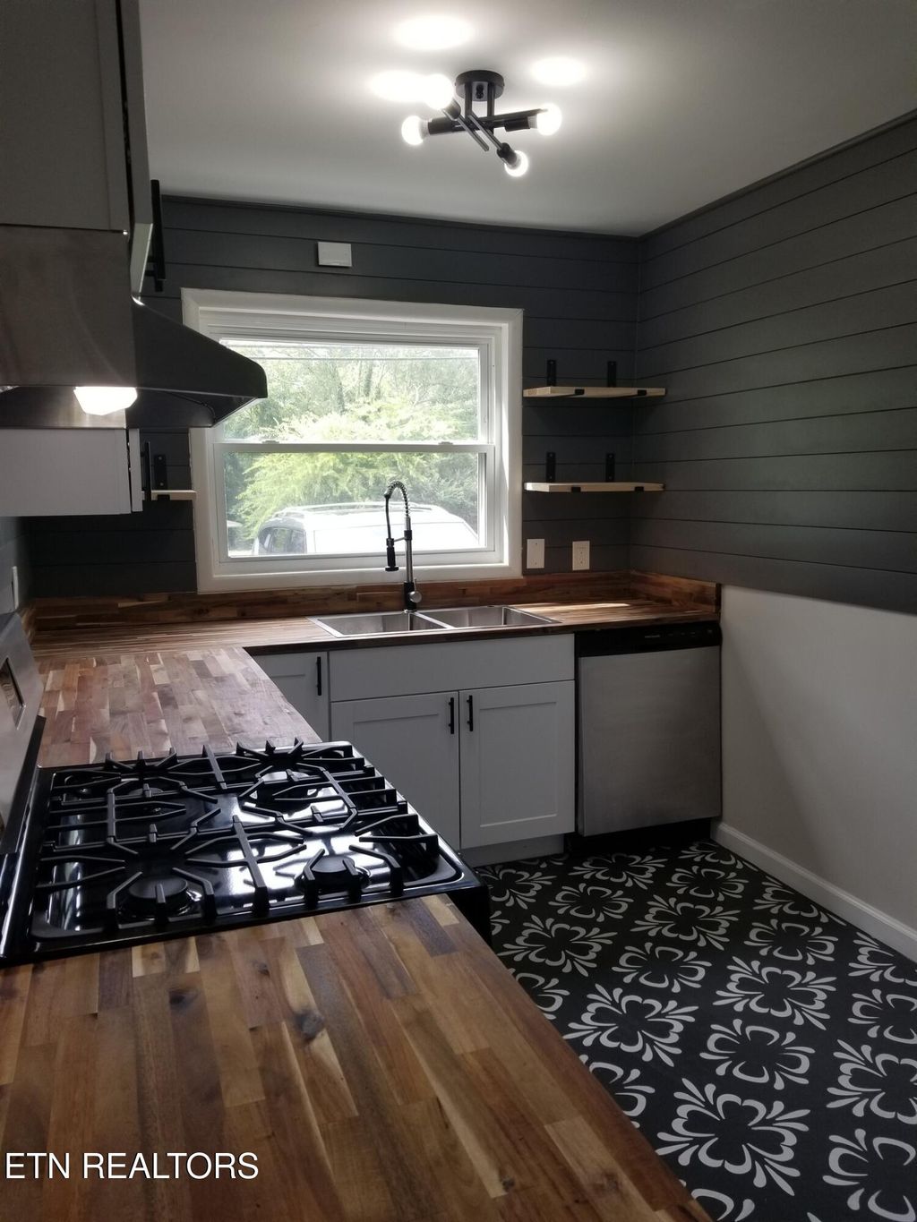 Photo of 380 W Outer Drive, Oak Ridge, TN 37830 (MLS # 1312987)