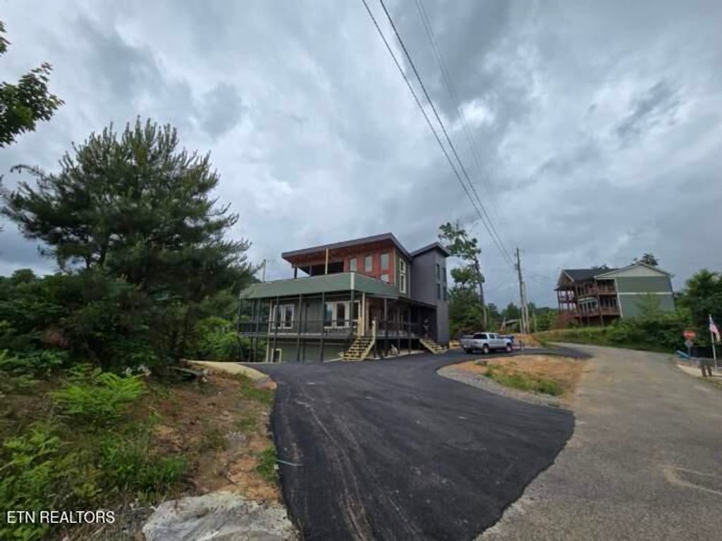 Photo of 804 Crestwood Lane, Gatlinburg, TN 37738 (MLS # 1303861)