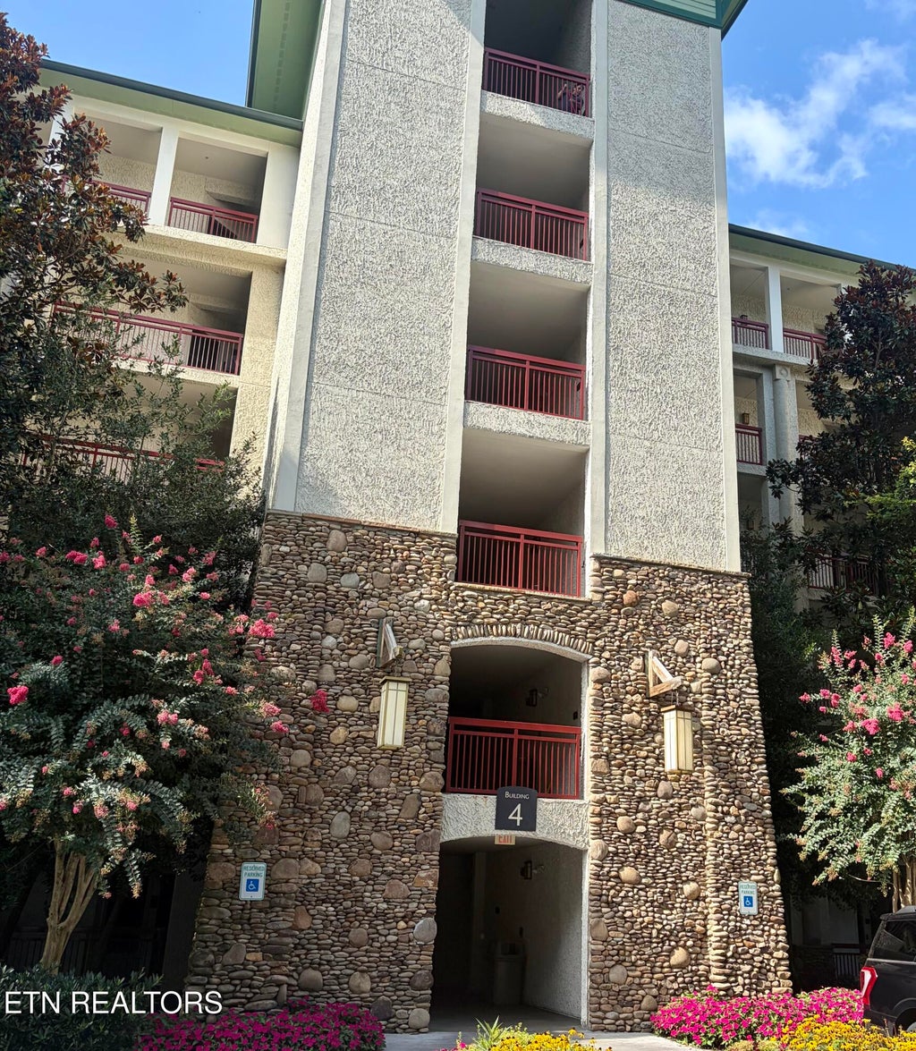Photo of 212 Dollywood Lane #UNIT 445, Pigeon Forge, TN 37863 (MLS # 1354304)