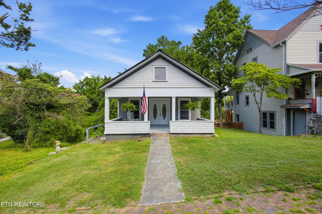 Photo of 421 Cumberland St, Harriman, TN 37748 (MLS # 1345046)