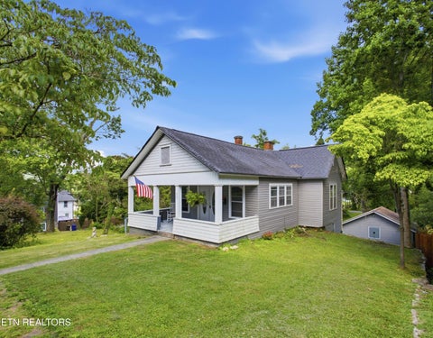 Photo of 421 Cumberland St, Harriman, TN 37748 (MLS # 1345046)