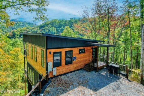 Photo of 3009 Meadow View Rd, Sevierville, TN 37862 (MLS # 1355288)