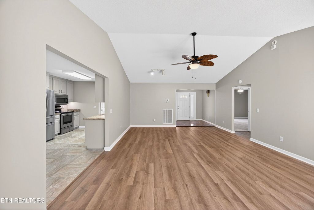 Photo of 204 Meadowview Drive, Crossville, TN 38558 (MLS # 1333052)