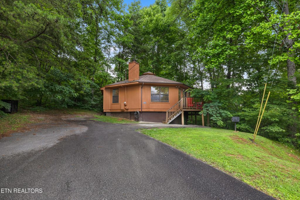 Photo of 810 Valley View Lane, Gatlinburg, TN 37738 (MLS # 1328014)
