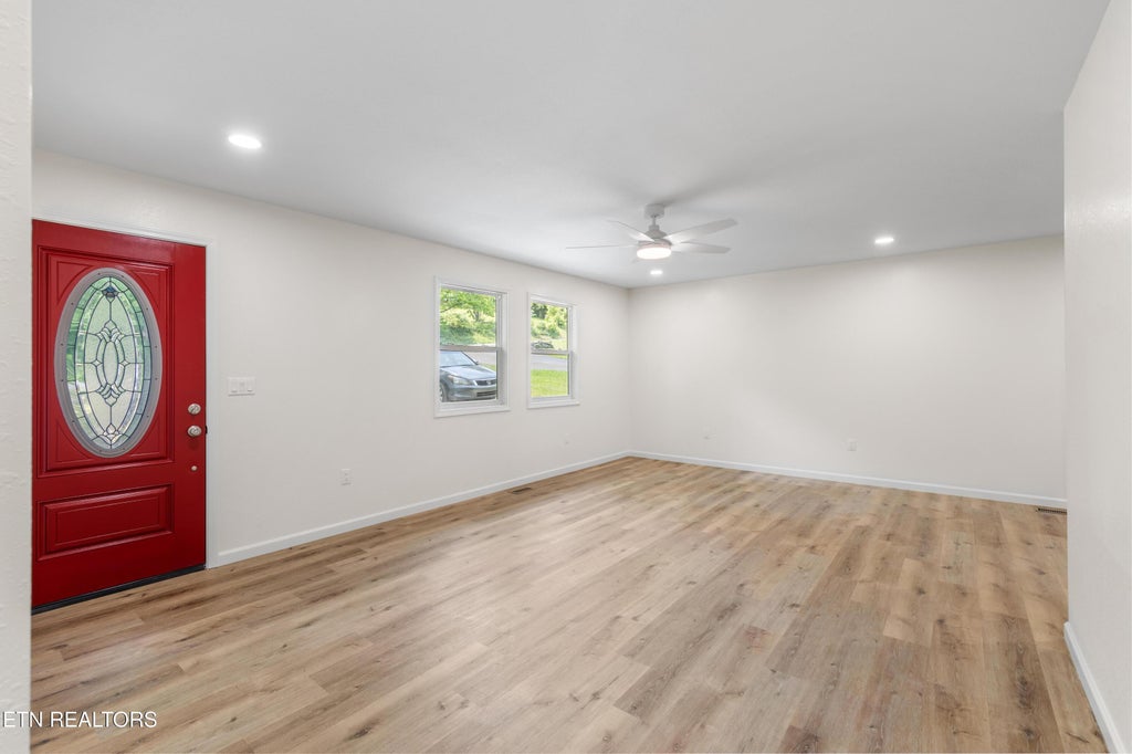 Photo of 410 W Hemlock St, LaFollette, TN 37766 (MLS # 1353773)