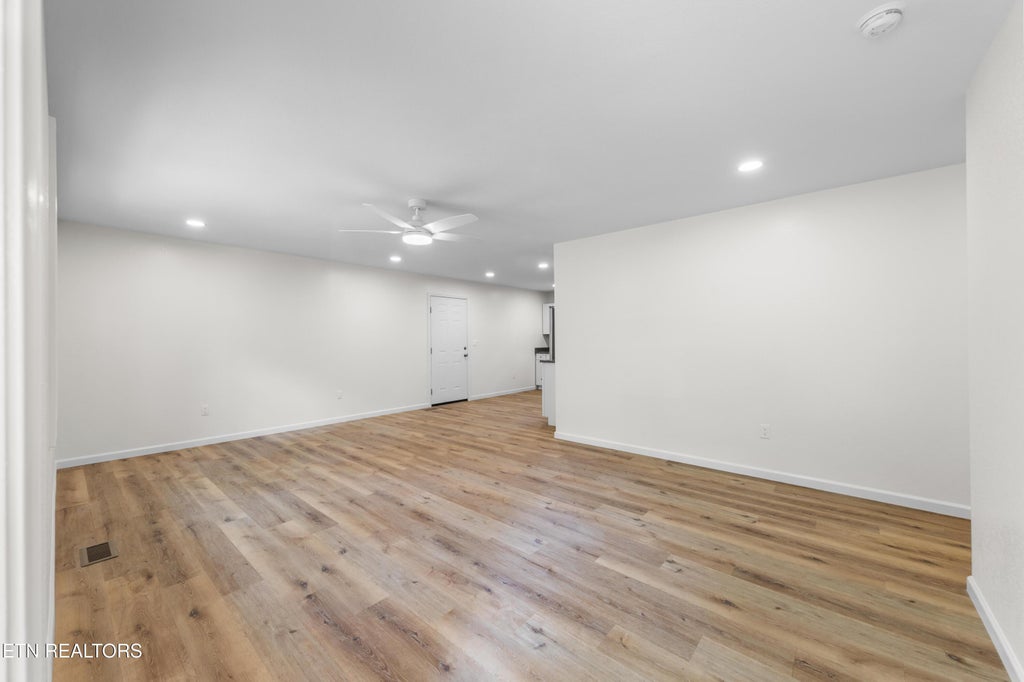 Photo of 410 W Hemlock St, LaFollette, TN 37766 (MLS # 1353773)