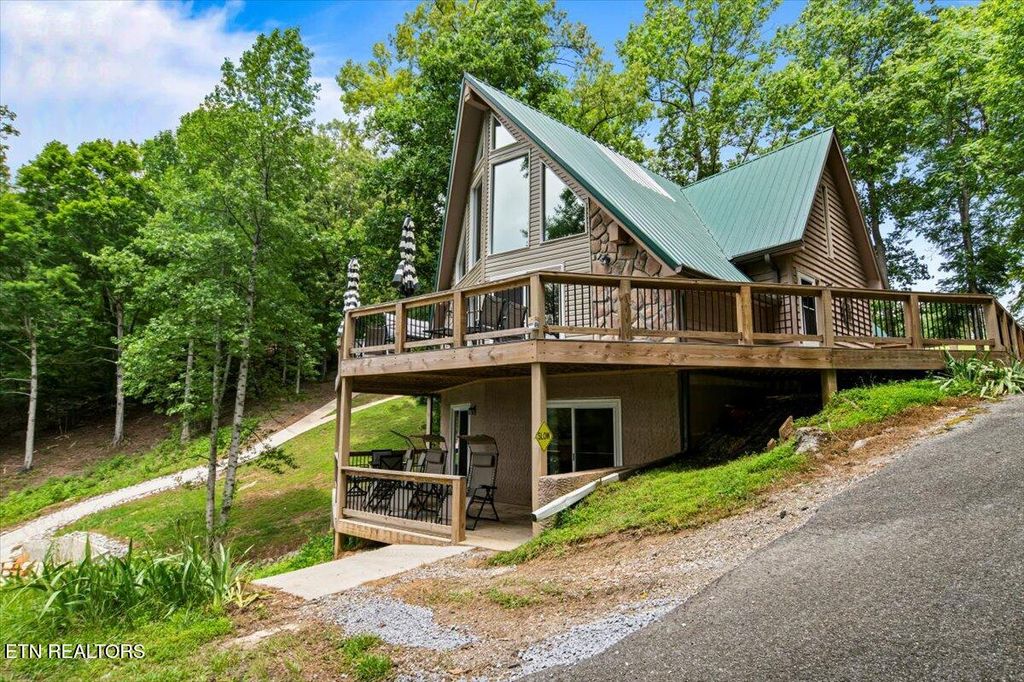 Photo of 824 Deerfield Way, LaFollette, TN 37766 (MLS # 1305794)