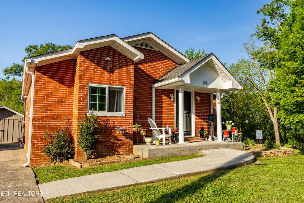 Photo of 315 South Oak St, Sweetwater, TN 37874 (MLS # 1336968)