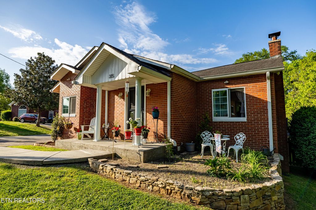 Photo of 315 South Oak St, Sweetwater, TN 37874 (MLS # 1336968)