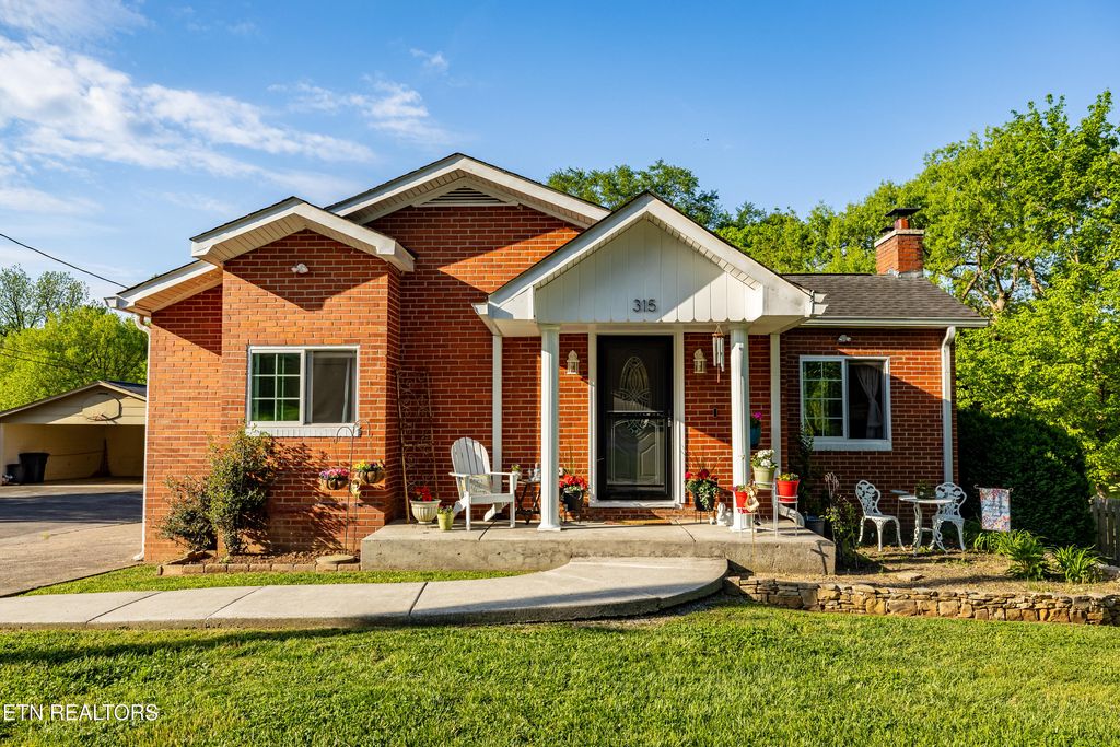 Photo of 315 South Oak St, Sweetwater, TN 37874 (MLS # 1336968)