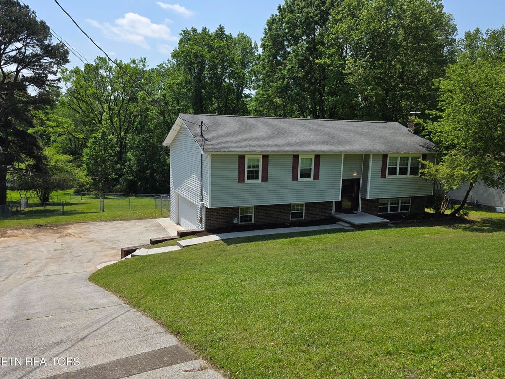 Photo of 125 Hillside Court, Clinton, TN 37716 (MLS # 1299202)