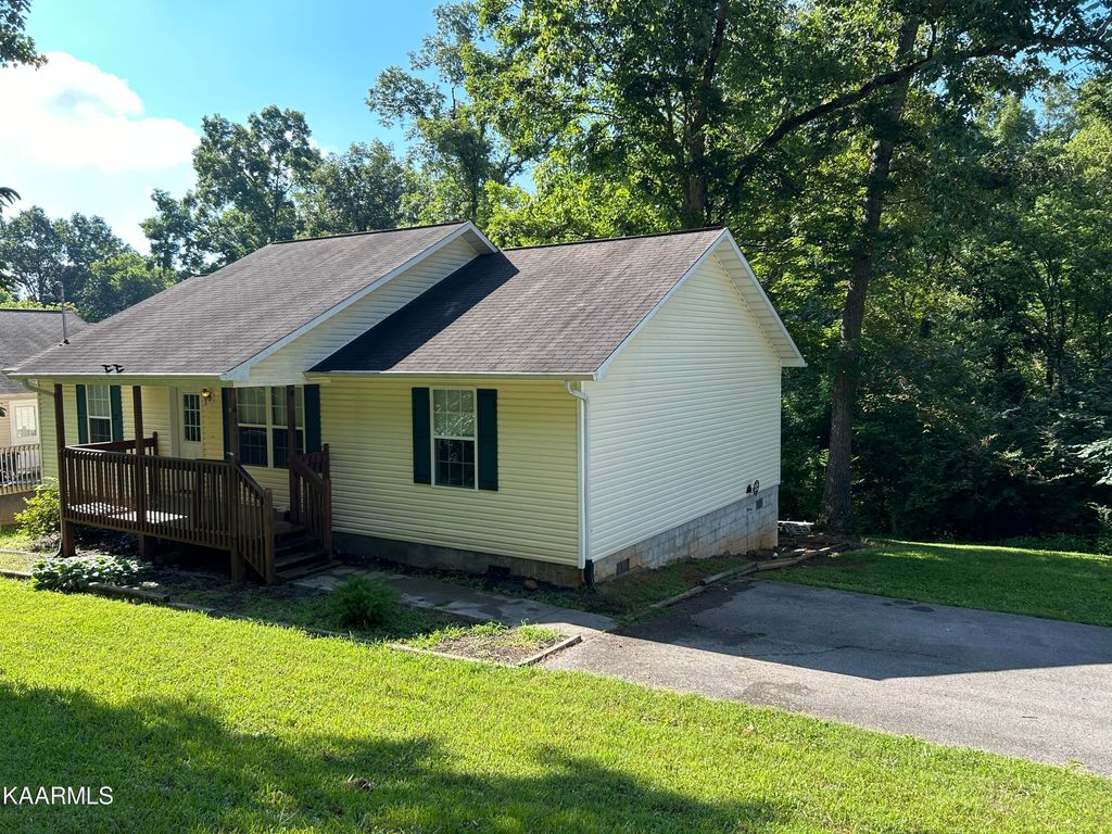 Photo of 627 Thorn Grove Pike, Strawberry Plains, TN 37871 (MLS # 1230503)