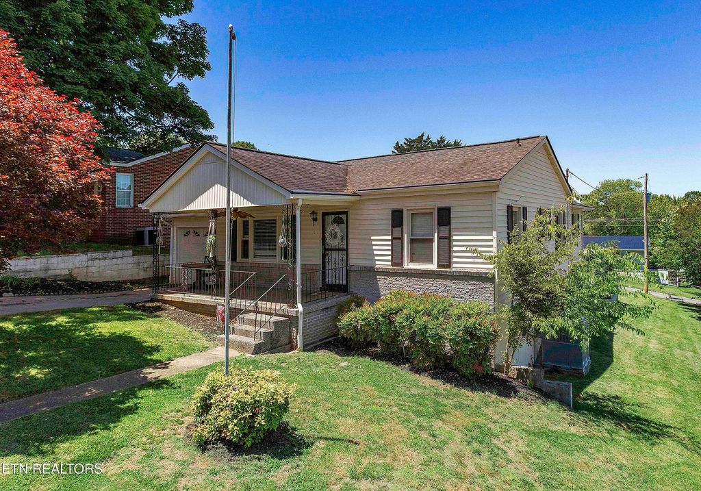 Photo of 611 W 6th Ave, Lenoir City, TN 37771 (MLS # 1341456)
