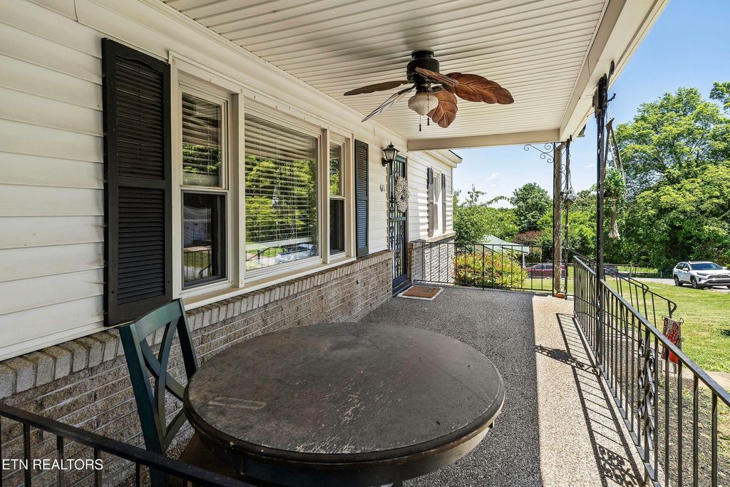 Photo of 611 W 6th Ave, Lenoir City, TN 37771 (MLS # 1341456)