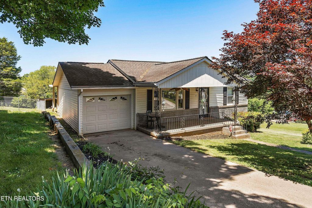 Photo of 611 W 6th Ave, Lenoir City, TN 37771 (MLS # 1341456)