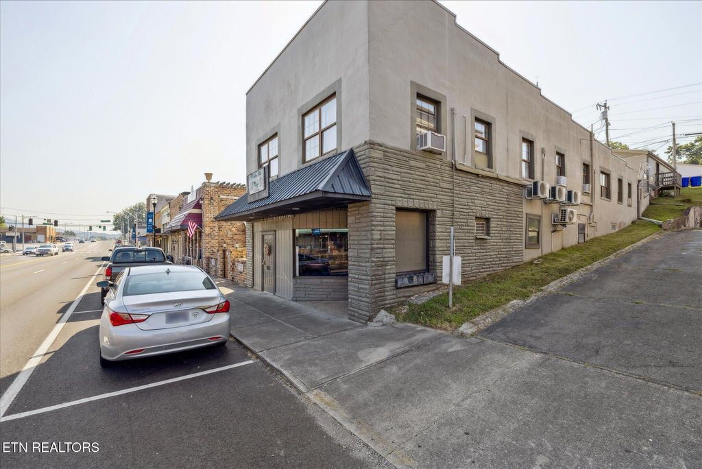 Photo of 512 N Roane St, Harriman, TN 37748 (MLS # 1293042)