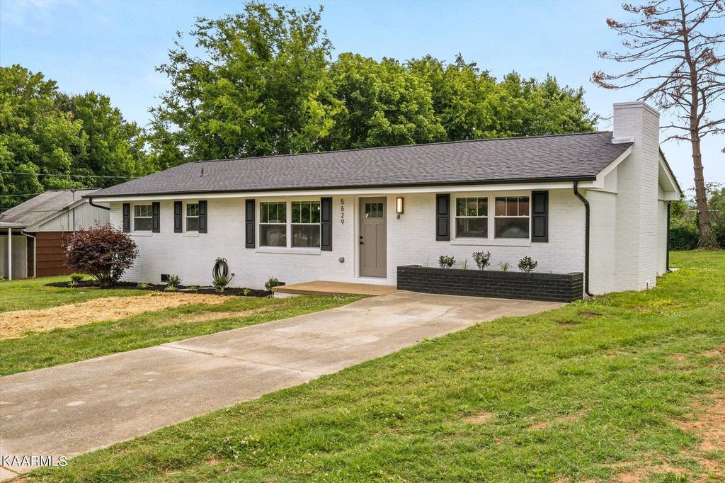 Photo of 5629 Kentwood Rd, Knoxville, TN 37912 (MLS # 1332058)