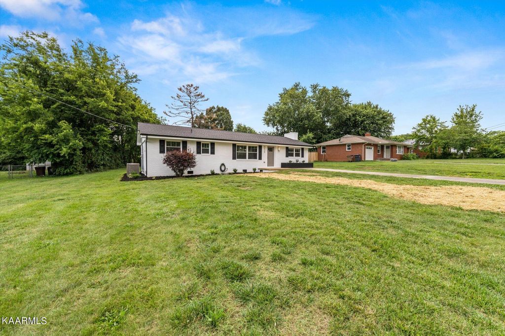 Photo of 5629 Kentwood Rd, Knoxville, TN 37912 (MLS # 1332058)