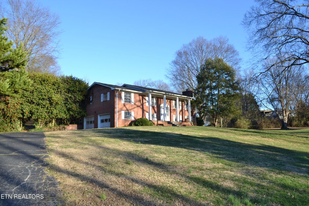Photo of 600 W Meadecrest Drive, Knoxville, TN 37923 (MLS # 1325660)