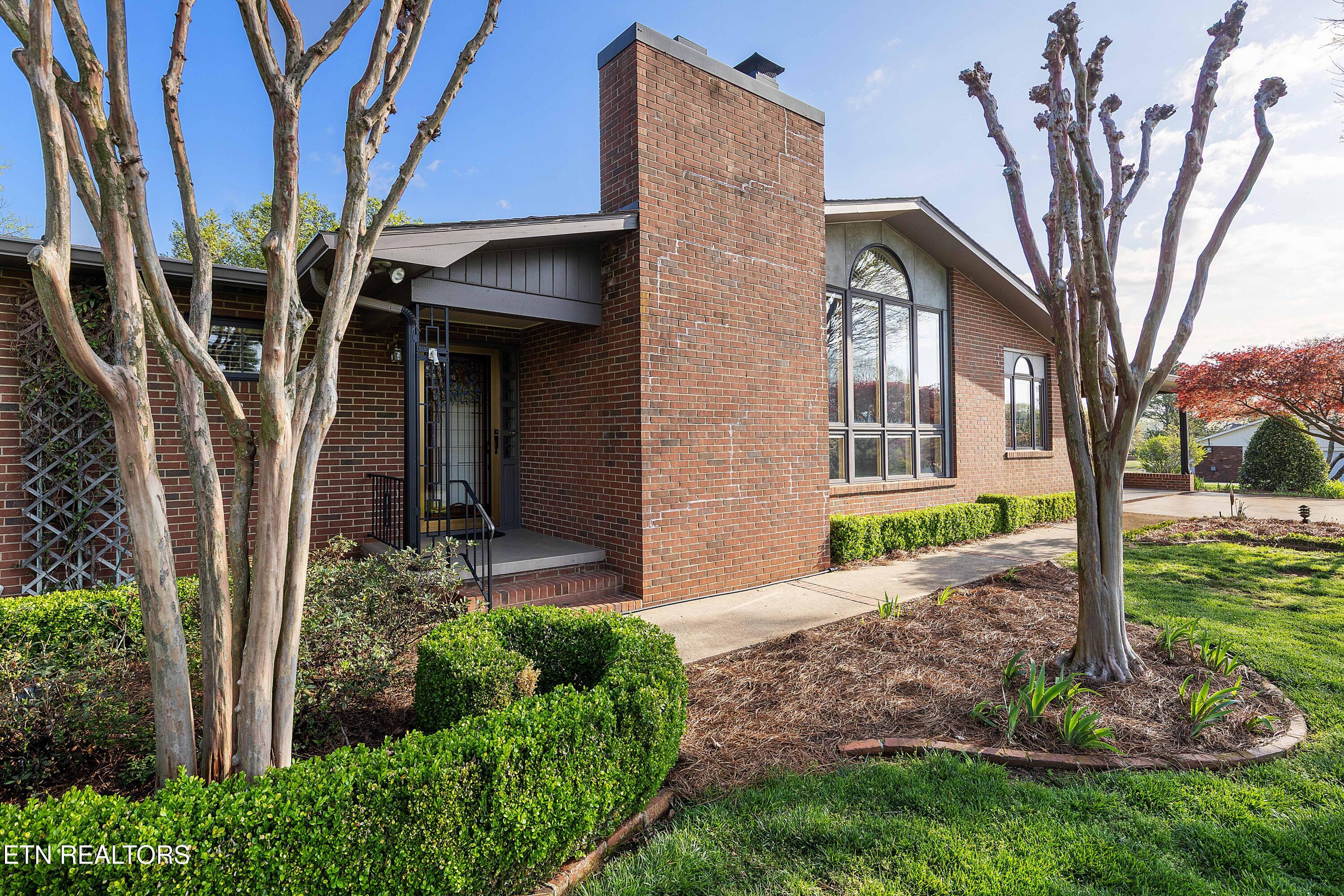 212 Douglas Ave