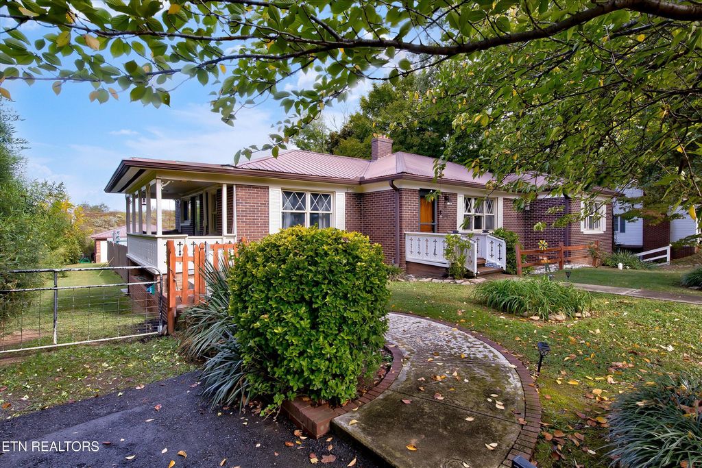 Photo of 653 E Hunt Rd, Alcoa, TN 37701 (MLS # 1318131)