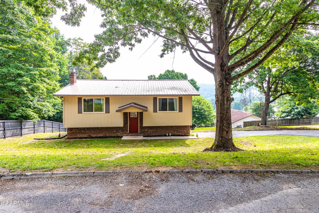 Photo of 326 Cardwell Drive, Tazewell, TN 37879 (MLS # 1231958)