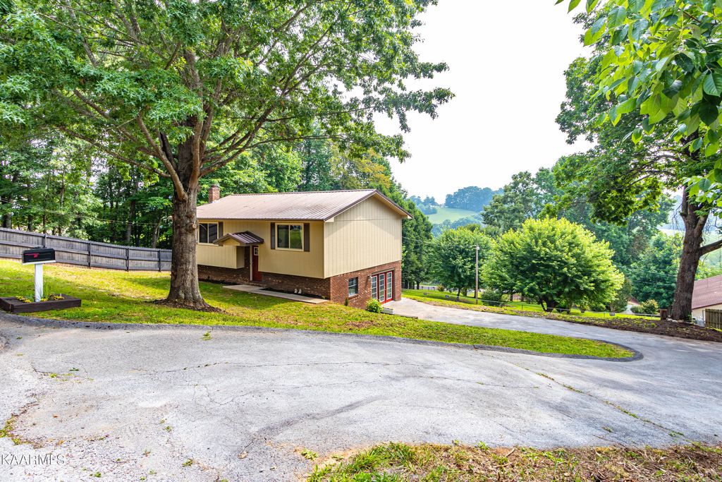 Photo of 326 Cardwell Drive, Tazewell, TN 37879 (MLS # 1231958)