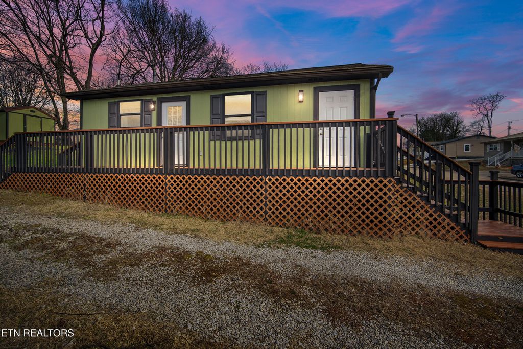 Photo of 254 W Newcomen St, Alcoa, TN 37701 (MLS # 1328118)