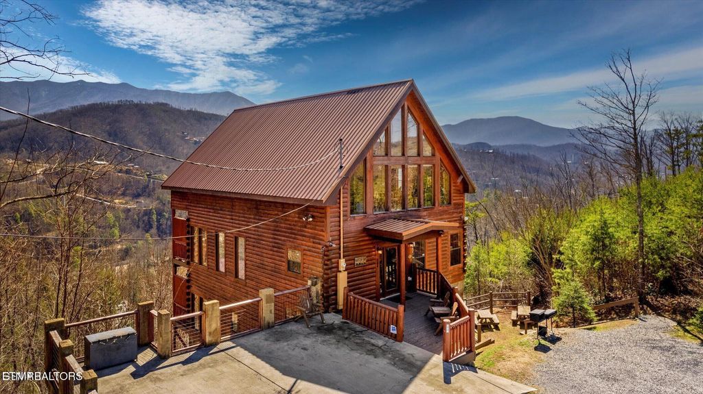 Photo of 204 Pinnacle Drive, Gatlinburg, TN 37738 (MLS # 1303426)