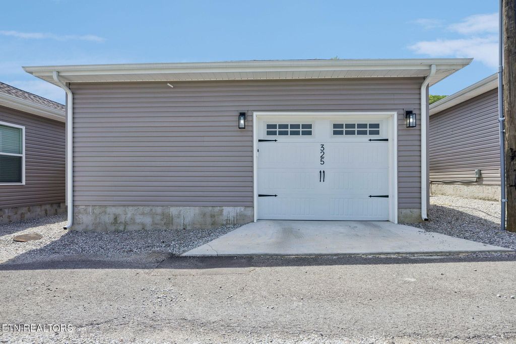 Photo of 325 7Th St, Rocky Top, TN 37769 (MLS # 1337592)