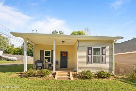 Photo of 2028 Bernhurst Drive, Knoxville, TN 37918 (MLS # 1355584)