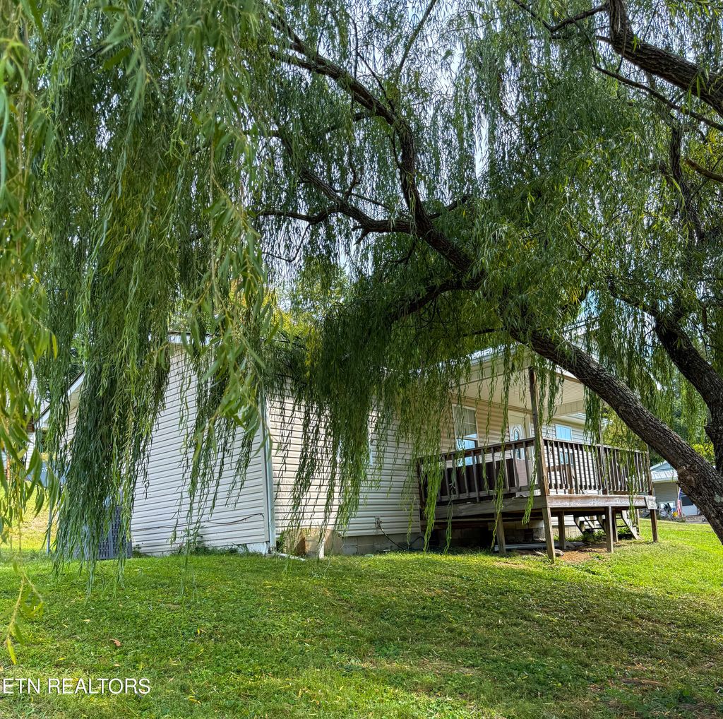 Photo of 1327 Pinecrest Rd, Jacksboro, TN 37757 (MLS # 1316288)