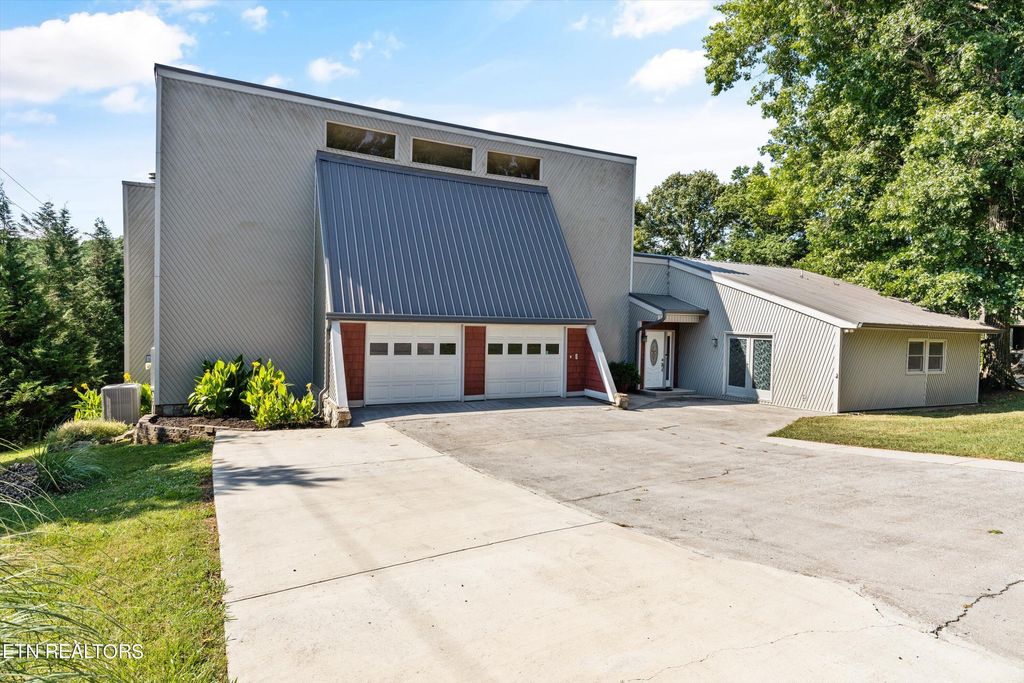 Photo of 4303 W Cove Drive, Louisville, TN 37777 (MLS # 1269179)